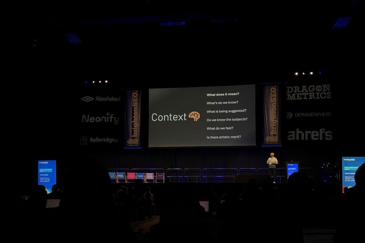 Liam Cumber vertelt op het podium van brightonSEO hoe je goede alt-text schrijft