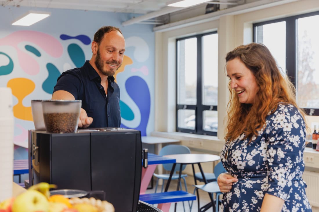 Visual van collega's aan de koffietafel